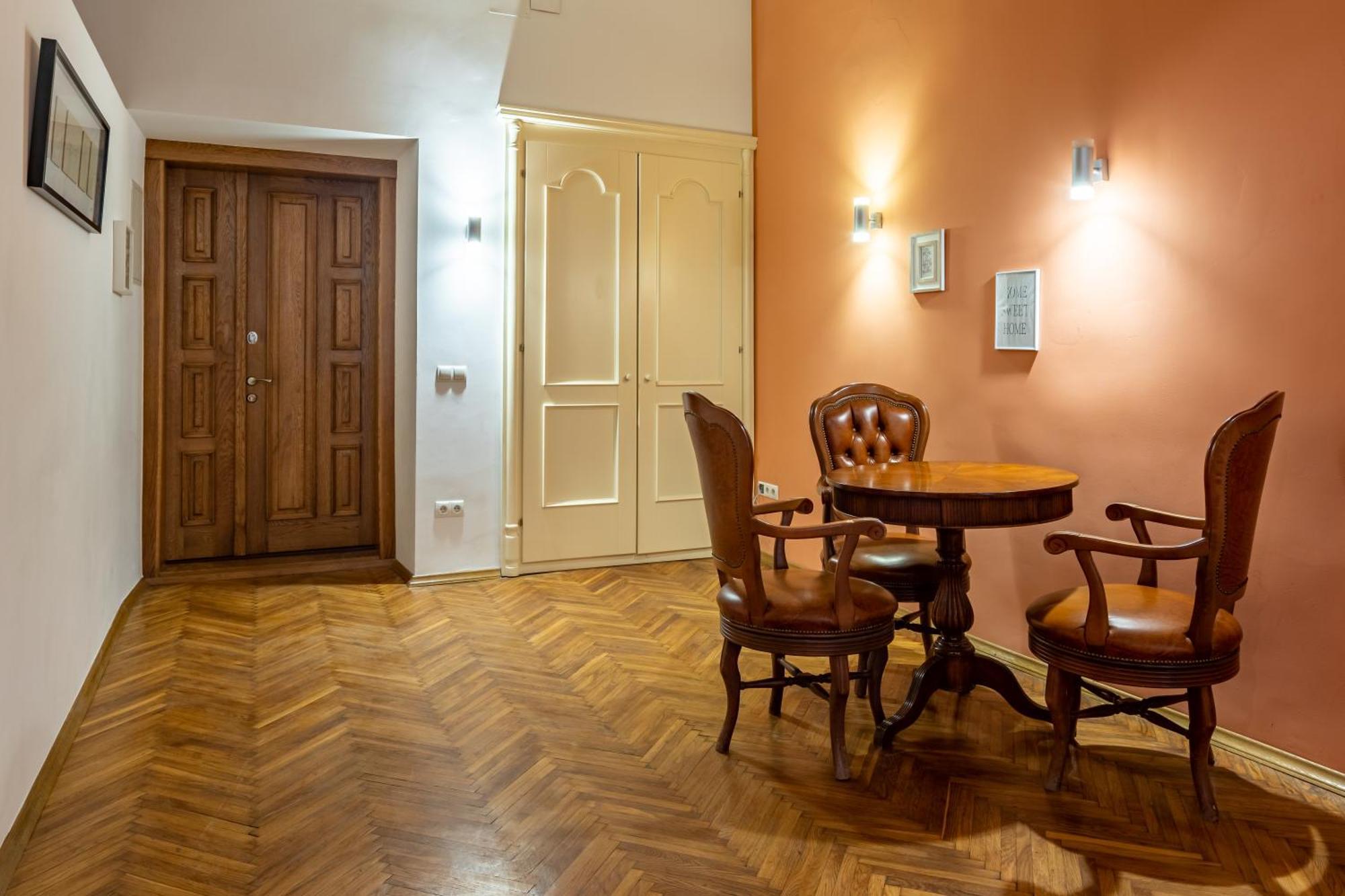 Romari Площа Ринок 28 Apartamento Lviv Exterior foto